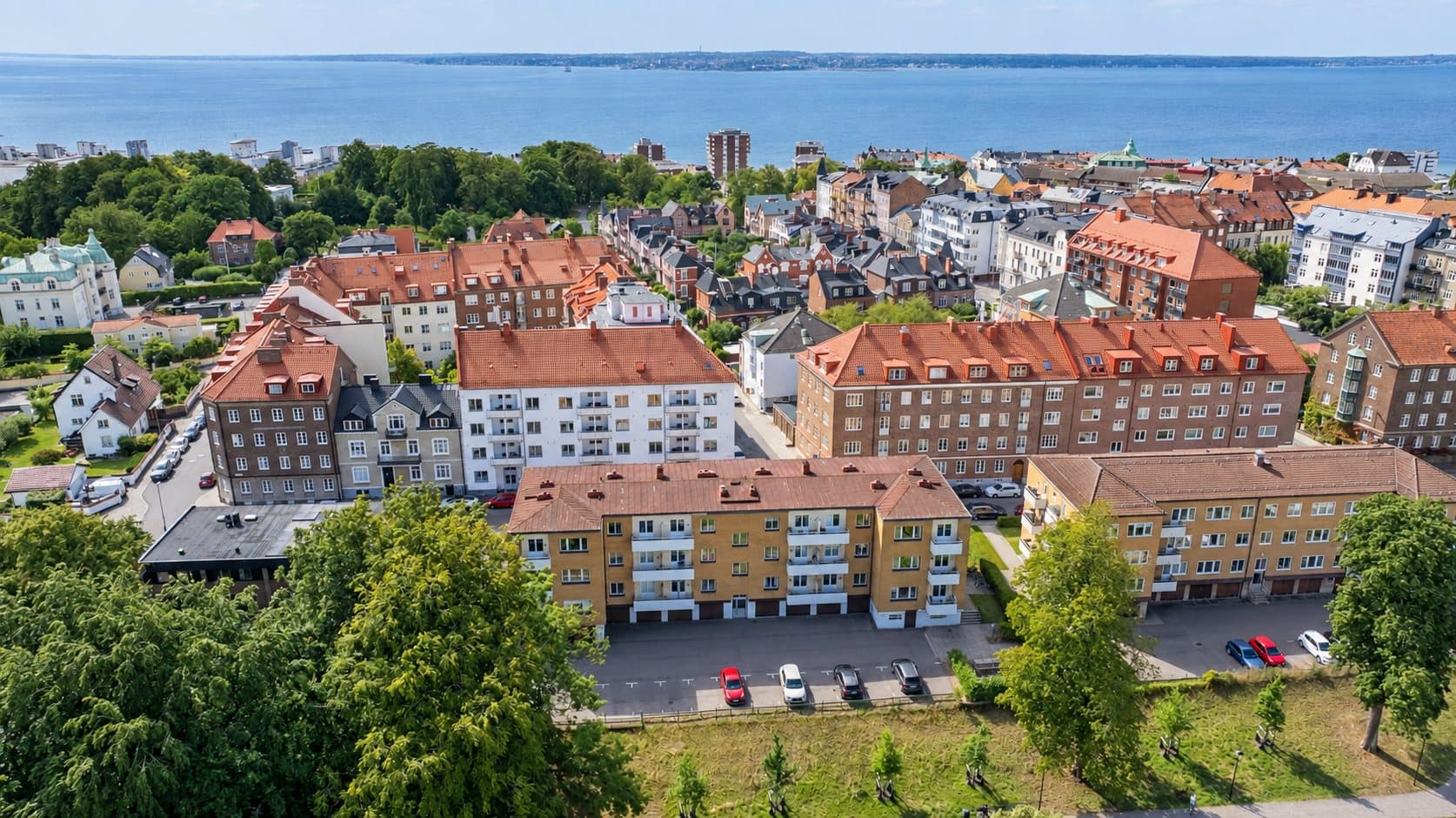 Erik Dahlbergs gata 8 A–B och Föreningsgatan 22, Tågaborg, drönarbild
