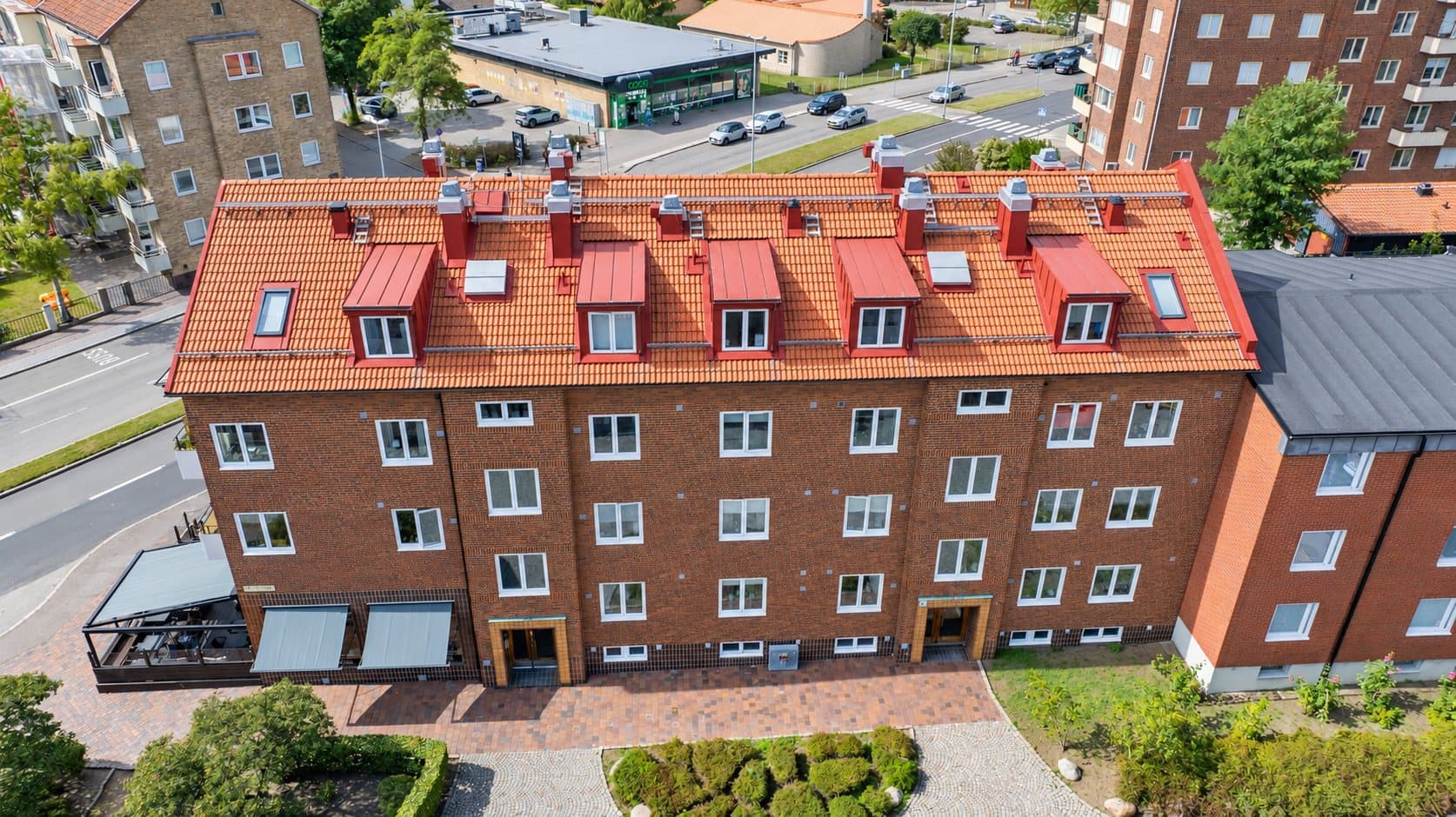 Övre Långvinkelsgatan 91–93, Slottshöjden, drönarbild