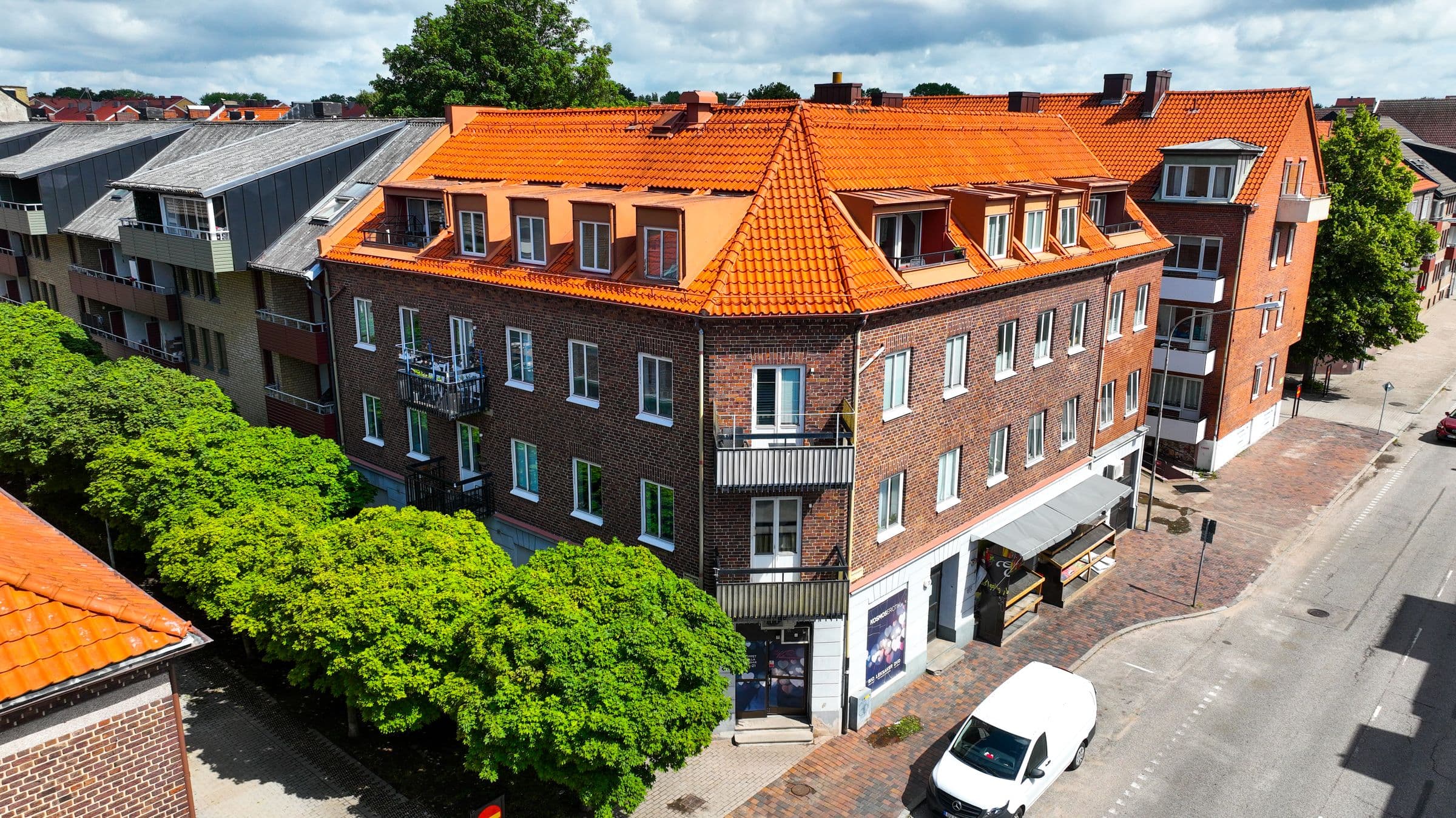 Flygbild över hörnhuset på Furutorpsgatan 73 på Högaborg